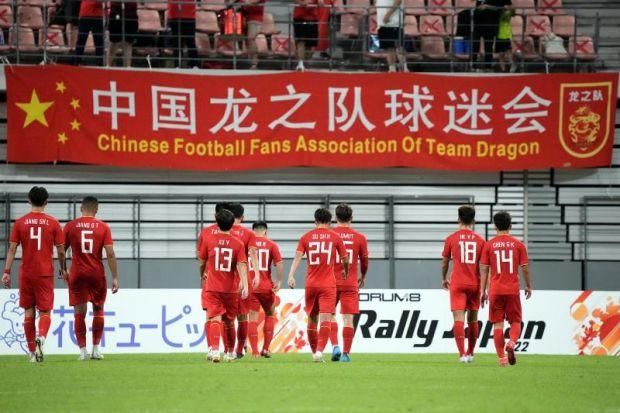 脱了她裙子摸进她的内裤亲吻